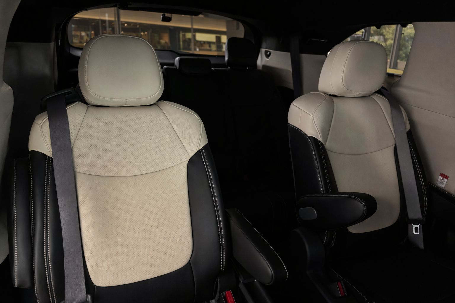 Toyota Sienna Platinum black 3