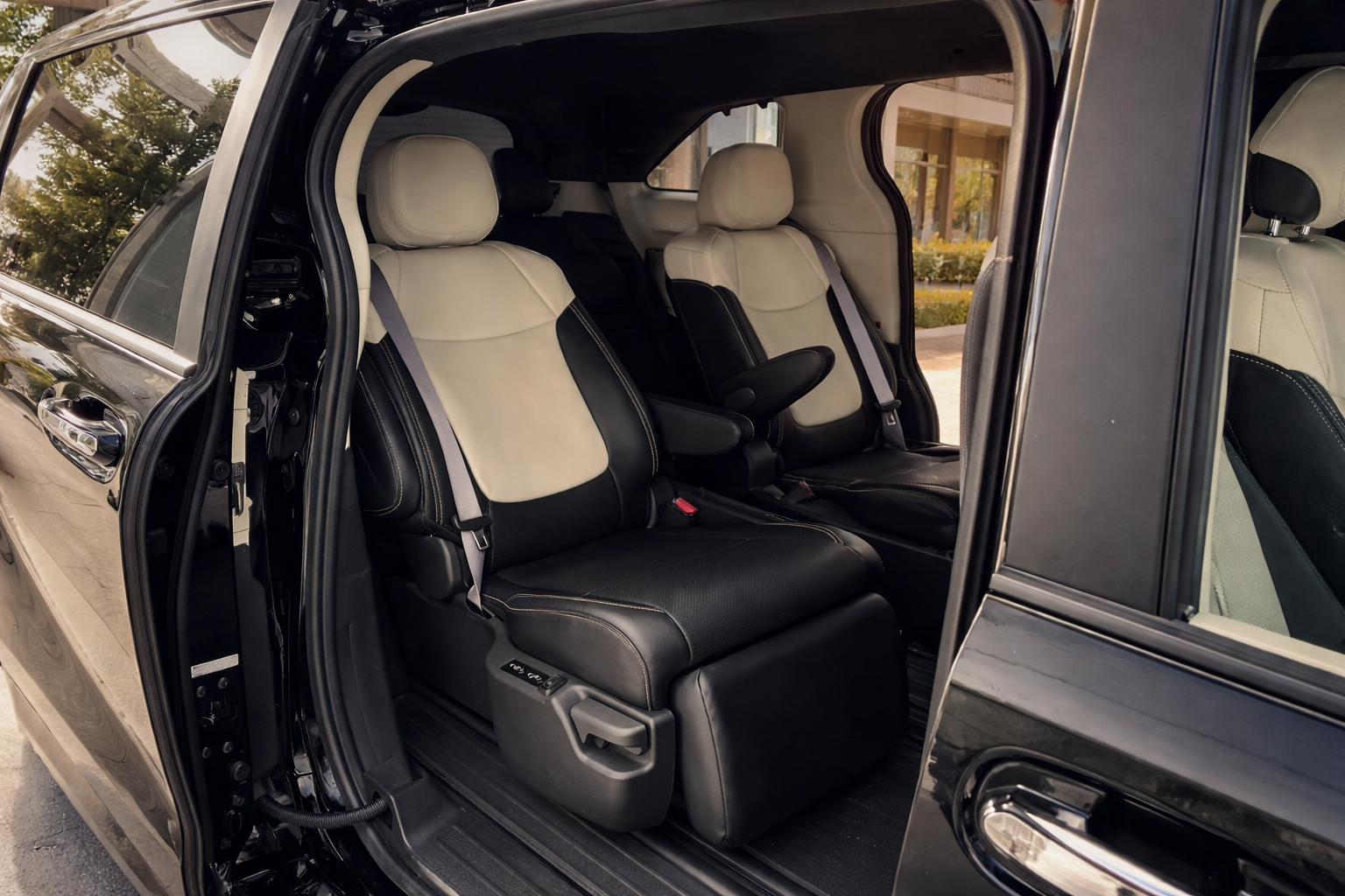 Toyota Sienna Platinum black 2