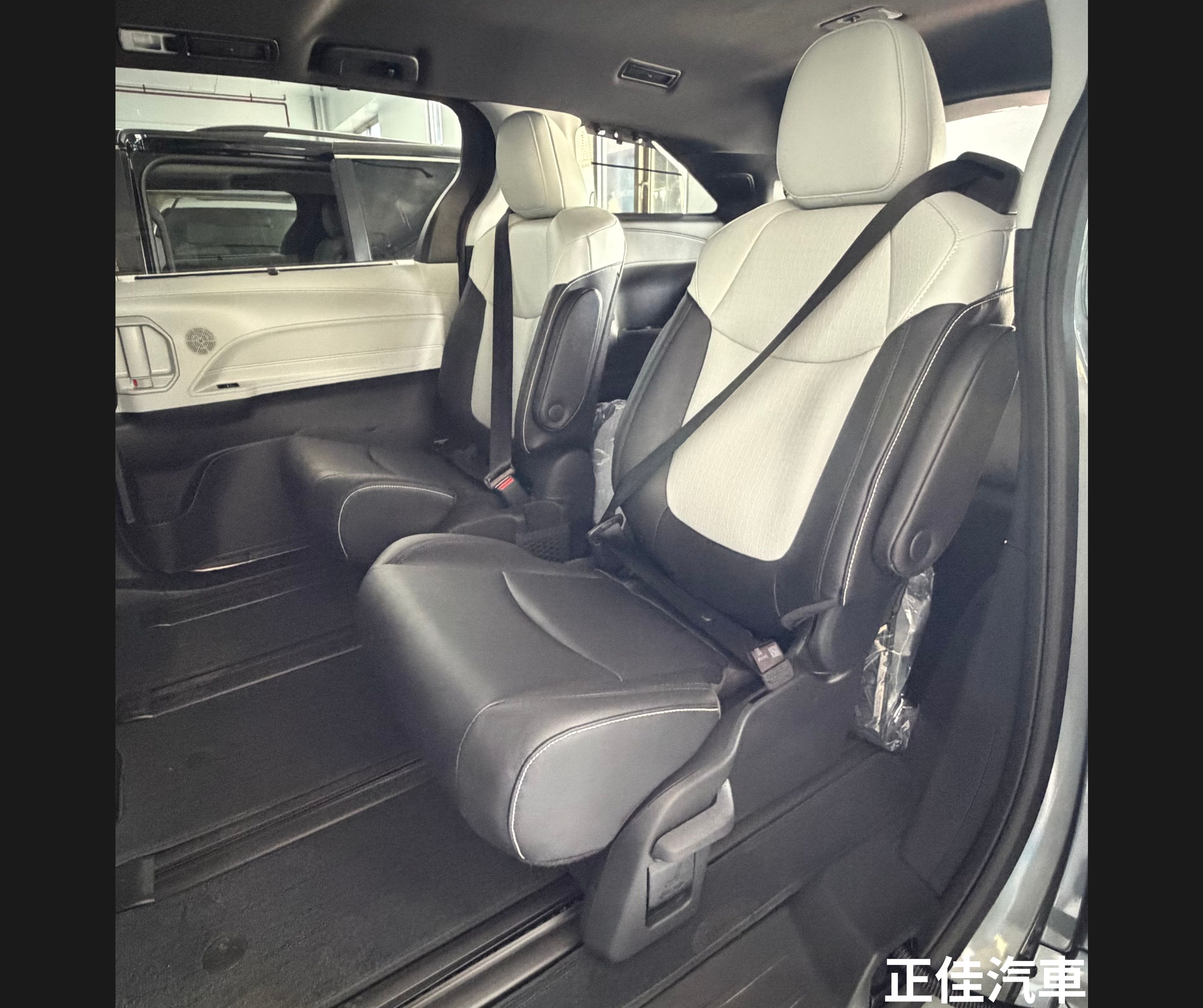 Car Photo 8