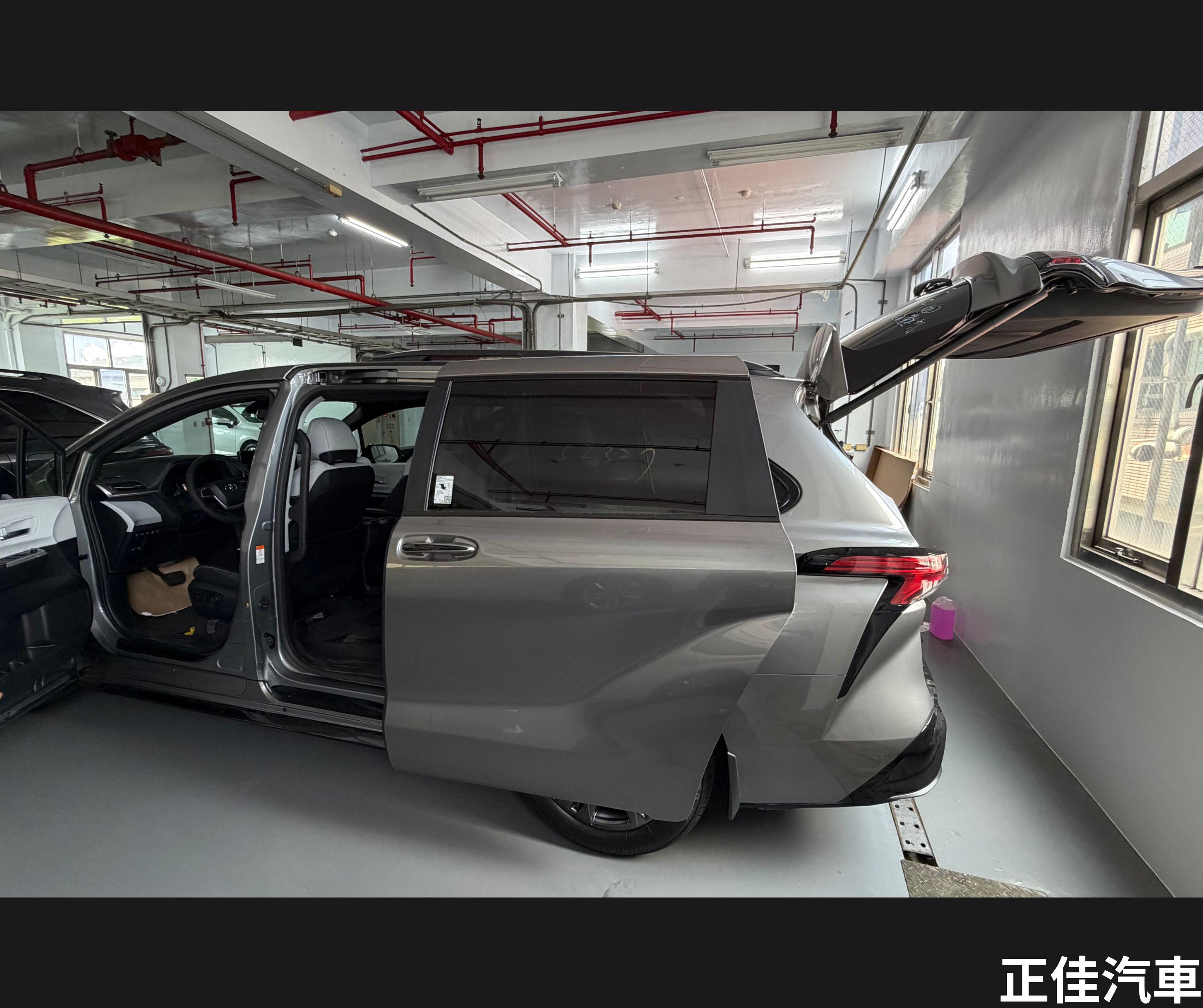 Car Photo 9