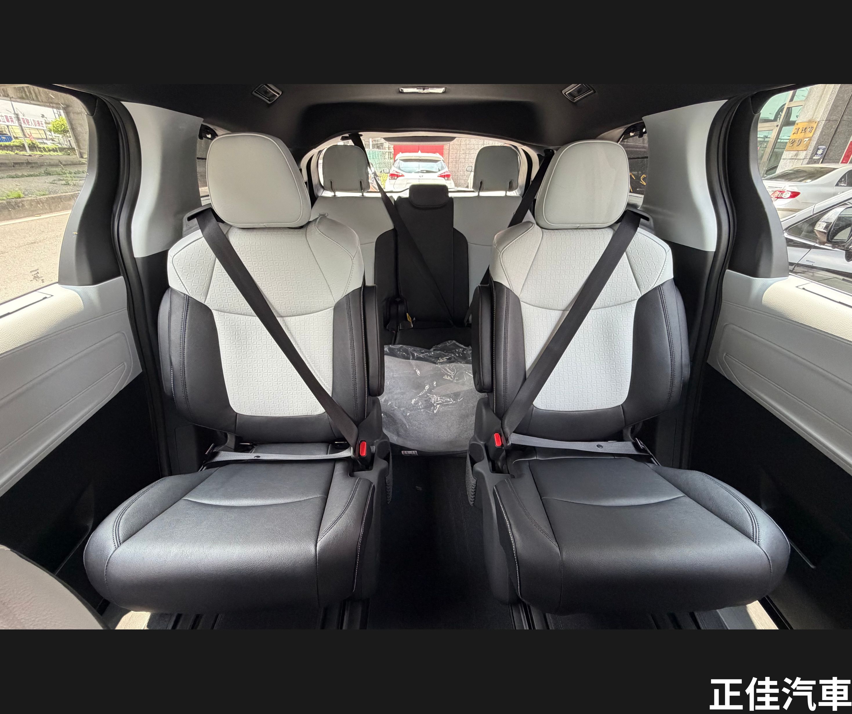 Car Photo 15