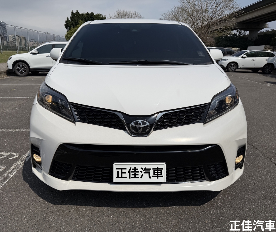 📸 2018 年 Toyota Sienna SE 運動版 3.5L｜質感白｜8 人座 🤍